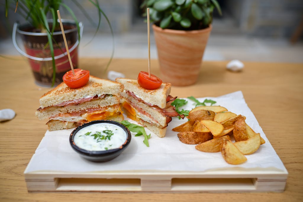 Doživite harmoniju prirode i potpuni odmor na Zlatiboru – Central Inn apartmani nude idealno okruženje za relaksaciju, uz svježinu planinskog vazduha!