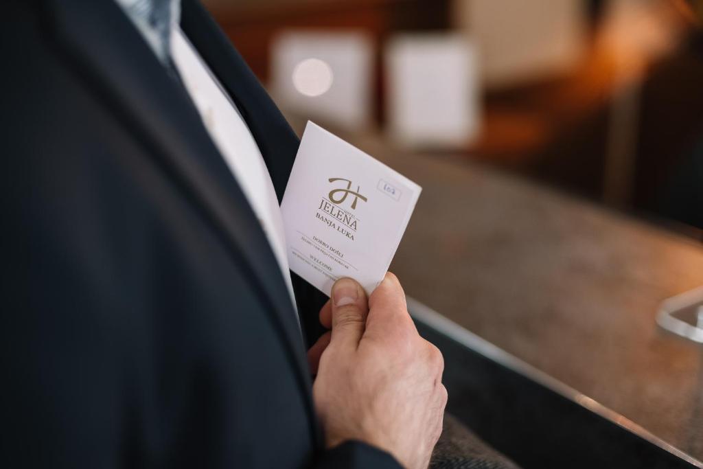 Uživajte u odmoru gdje se vrhunski komfor, bezvremenska elegancija i toplina Banja Luke stapaju u jedinstveno luksuzno iskustvo – Hotel Jelena 4*!