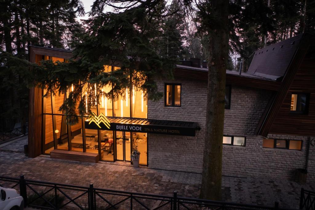 Posjetite jedinstveni dragulj u srcu planina i uživajte u netaknutoj prirodi uz čaroban Wellness & Spa odmor u Bijele Vode – Spa & Nature Hotel, Kozara!