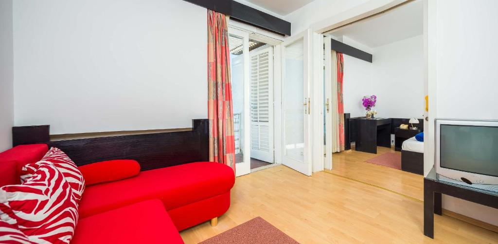 Hotel Hvar 3* I Doživite autentični mediteranski ugođaj u Jelsi gdje priroda i more pričaju svoju priču!