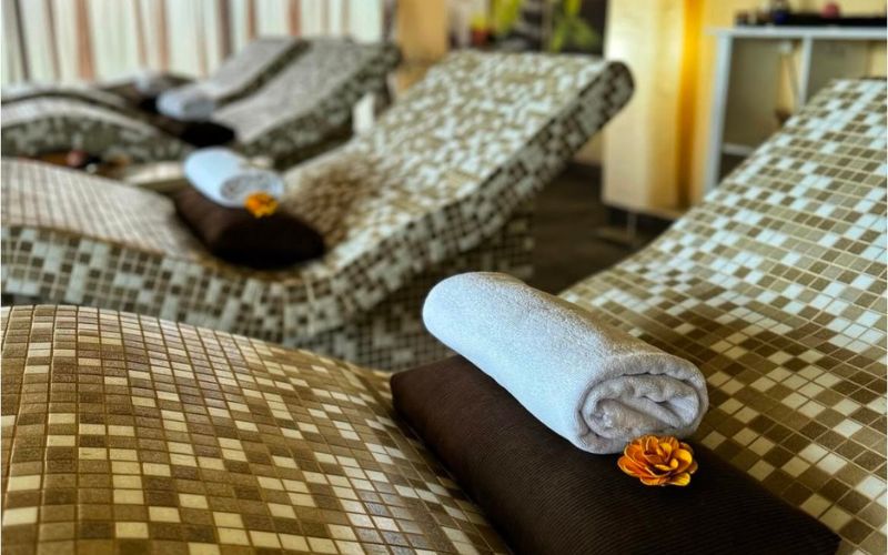 Otkrijte snagu prirodnog oporavka kroz ledenu kupku i umirujuću relaksaciju u tišini relaks sobe u Malak Regency Hotel 5*!