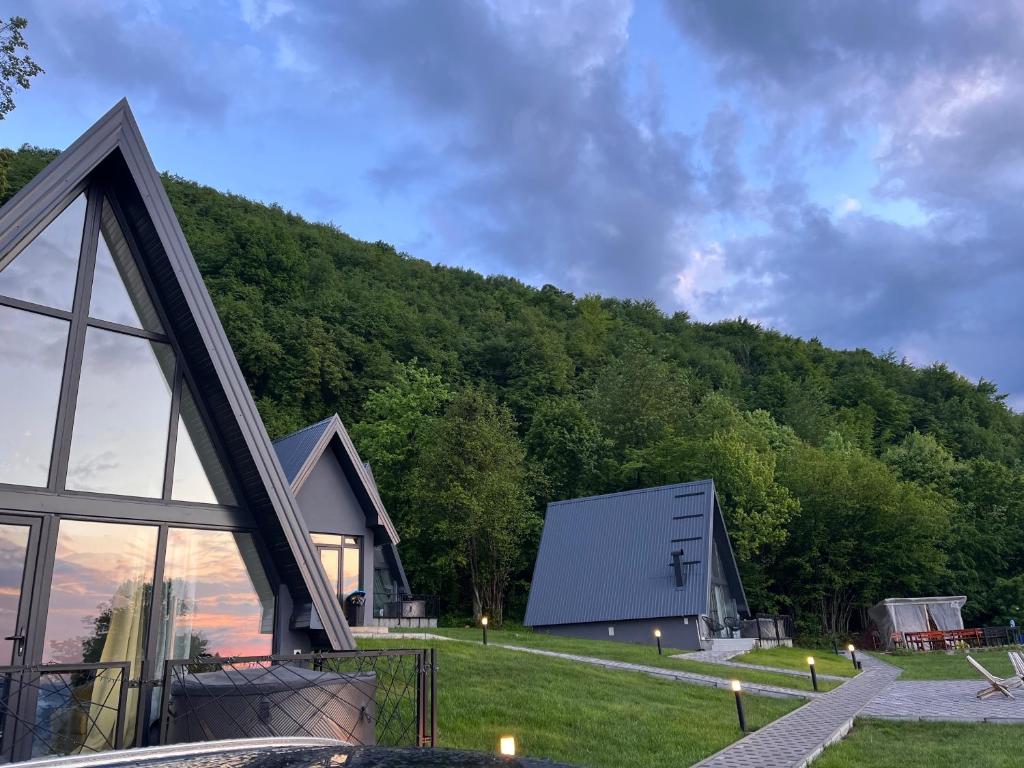 Doživite luksuzni odmor na Jahorini uz privatni jacuzzi, predivan panoramski pogled i potpunu harmoniju s netaknutom planinskom prirodom u Klek 77 Luxury Chalets!