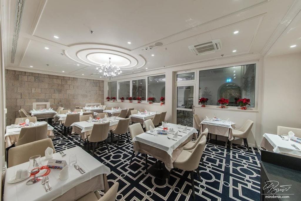 Otkrijte svijet potpunog opuštanja i luksuza te dočekajte Novu godinu u udobnosti i magiji Grand Hotela Slavia 4* u prelijepoj Baškoj Vodi!