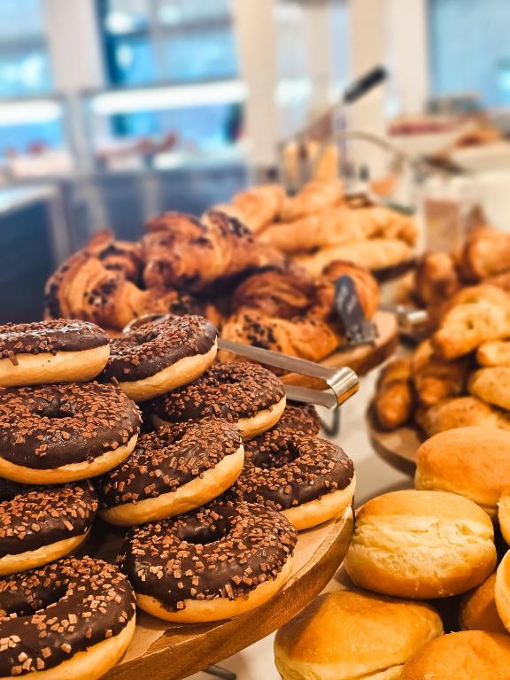 Family Resort Urania u Baškoj Vodi – savršeno mjesto za odmor u zelenoj oazi uz more, idealno za porodično uživanje, opuštanje i nezaboravne trenutke uz miris borova i šum valova!