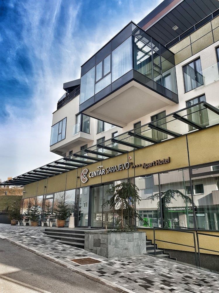 Prepustite se čarima Sarajeva uz savršen boravak u Aparthotelu Centar 4* – idealnom mjestu gdje vas očekuju udobnost, kvalitetna usluga i predivan pogled na grad!