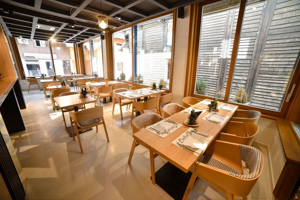Prepustite se potpunom odmoru u srcu planine uz svježinu zraka i mir koji opušta dušu u relaksirajućim ambijentom Central Inn kompleksa apartmana!