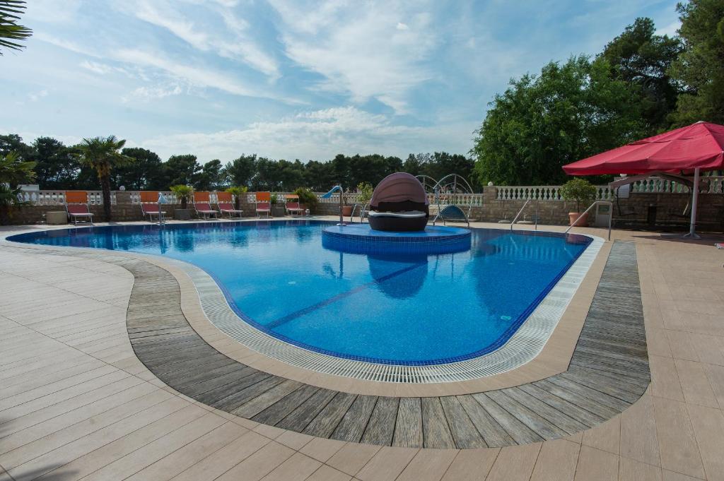 Produžite ljeto uz nezaboravan odmor u Vodicama – uživajte u blagoj septembarskoj klimi, ljepotama Jadrana i vrhunskoj udobnosti Hotela Miramare 4*!