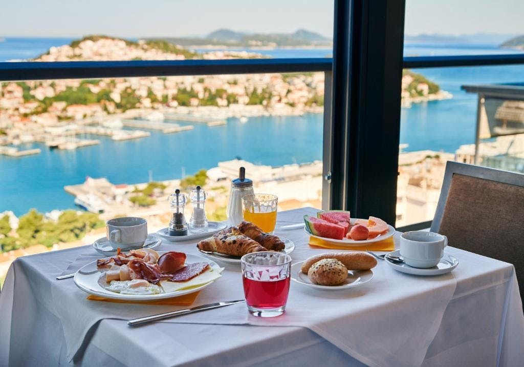 Doživite Dubrovnik na poseban način – upoznajte grad prepoznatljiv po bogatoj historiji i očaravajućoj arhitekturi te uživajte u odmoru u Hotelu Adria 4*!