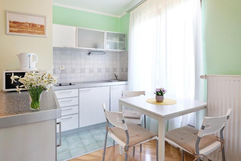 Otkrijte savršeno mjesto za odmor u Apartmanima Bohemia na Zlatiboru, uz mirnu atmosferu, svjež zrak i brojne mogućnosti za uživanje u prirodi!