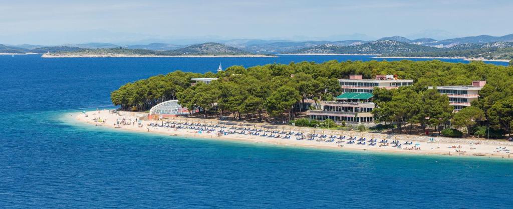 Hotel Zora 3*, Primošten | Uživajte u savršenom spoju romantike i prirodnih ljepota uz šljunčane plaže Jadrana!