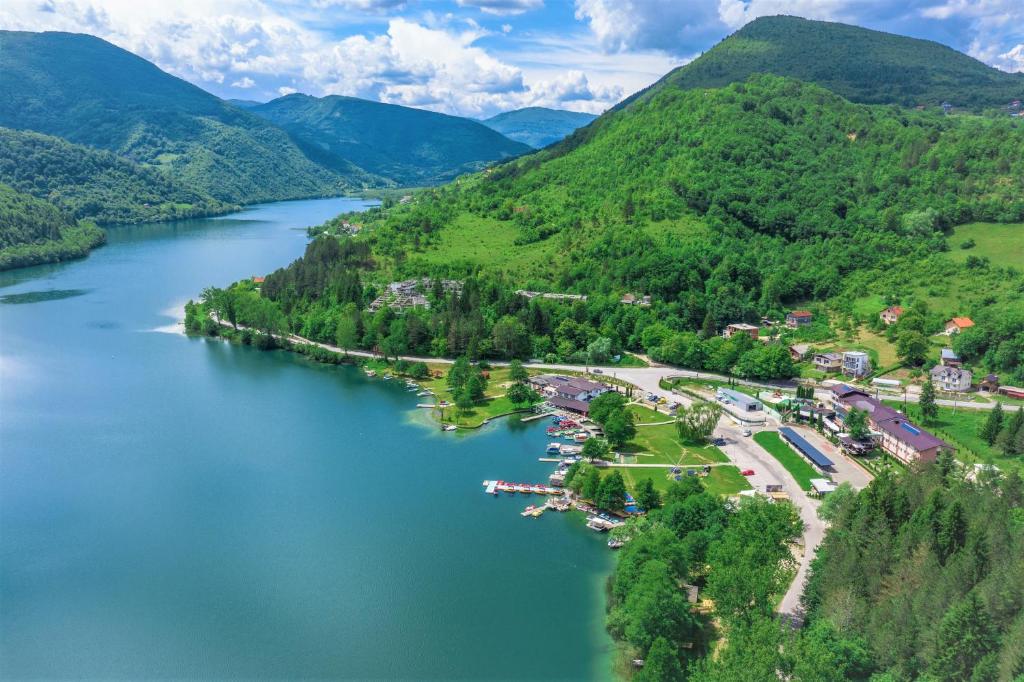 Doživite sklad prirode i odmora – Boravite u Hotelu Plivsko Jezero 3* i uživajte u bajkovitoj ljepoti Jajca i smaragdnog  jezera!