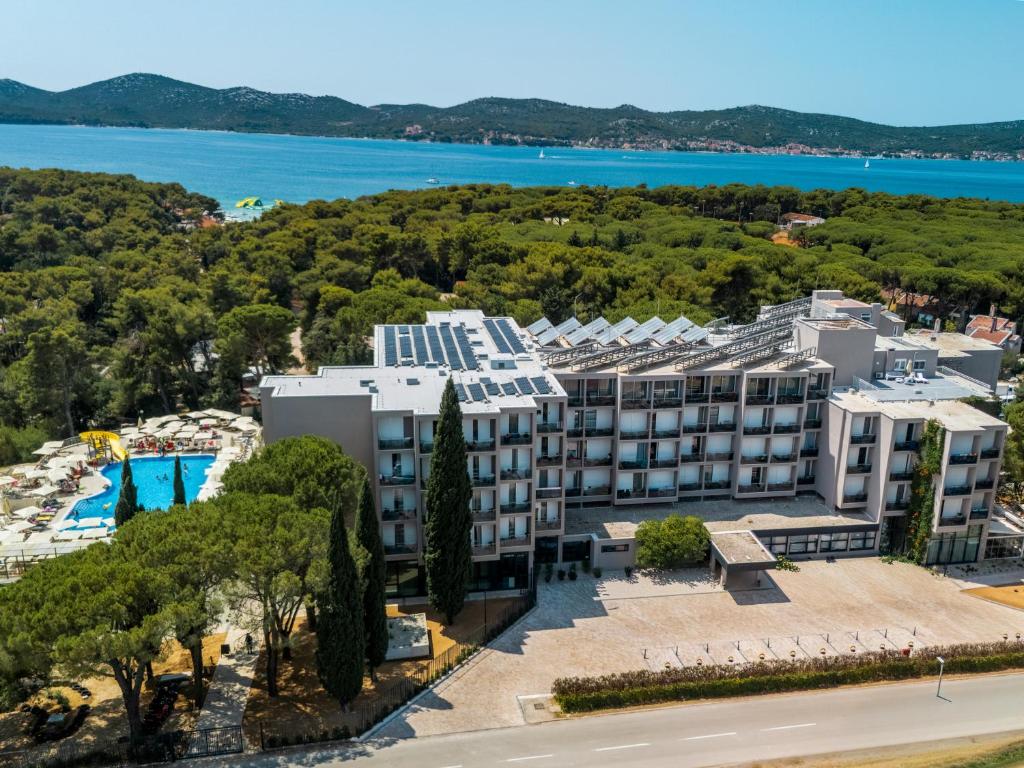 Family Hotel Adria 4* | All inclusive odmor u Biogradu na Moru – uživajte u borovoj šumi, bazenima, bogatoj animaciji i bezbrižnom odmoru za cijelu porodicu!