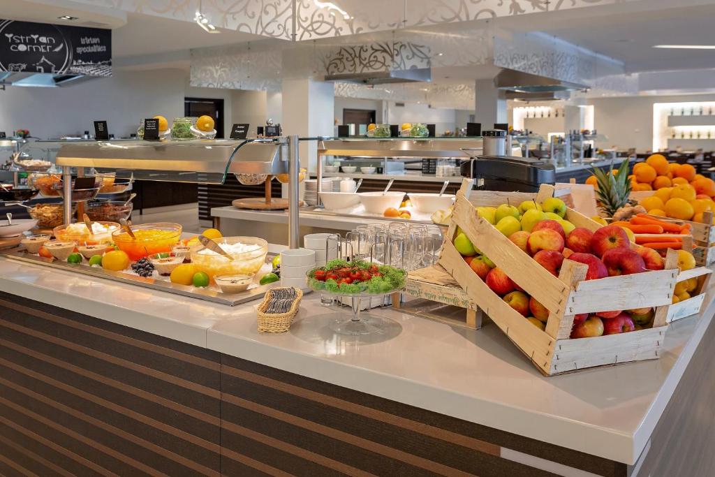 Stvorite uspomene za pamćenje u Resortu Belvedere 4 *u Vrsaru, gdje vas očekuju vrhunska udobnost, prirodne ljepote i bezbrižni trenuci uz more!