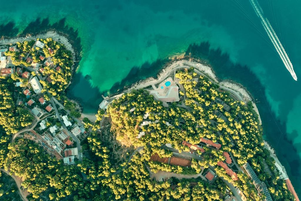 Otkrijte čari Hvara kroz porodični odmor u Fontana Resort – Bayside Park 4*, gdje se smijeh, sunce i opuštanje spajaju u prelijepom ambijentu!