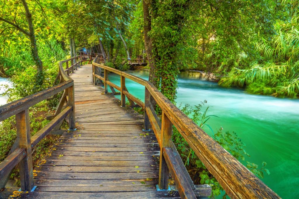 Prepustite se opuštanju uz more, vrhunsku udobnost i ALL INCLUSIVE LIGHT uslugu u Villi Arausana & Antonina 4* ili Villi Arausa 4* u Vodicama!
