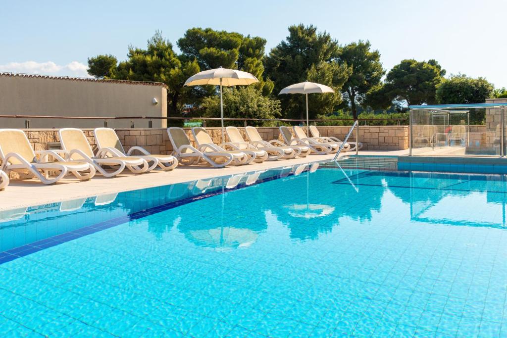 Uživajte u ljepotama Brača uz boravak u Aminess Vival Velaris Resortu 4*, okruženom mediteranskim zelenilom i kristalno čistim morem!