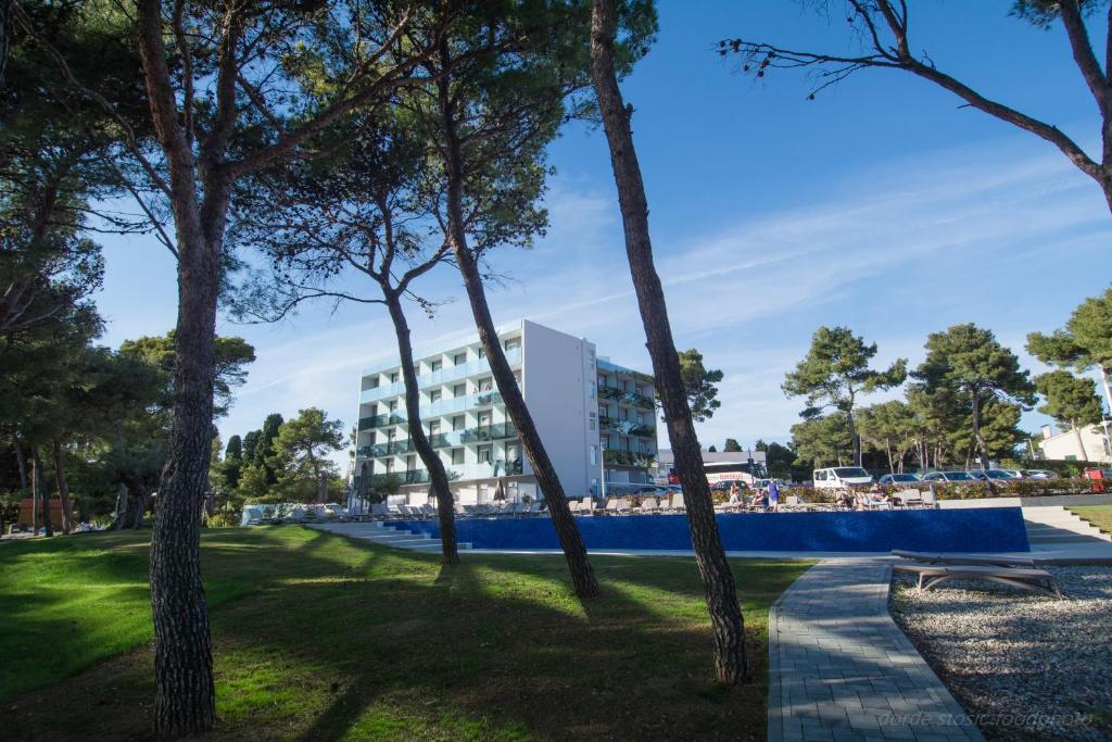 Opustite se tik uz more i uživajte u trodnevnom porodičnom odmoru uz ALL INCLUSIVE LIGHT uslugu u luksuznoj Villa Arausana & Antonina 4* u Vodicama!