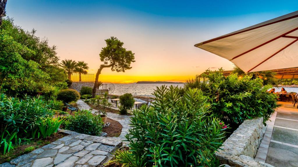 Hotel Splendid 3*, Dubrovnik | Tiha mediteranska oaza mira na samoj obali kristalno čistog mora, s pogledom na nezaboravne zalaske sunca!