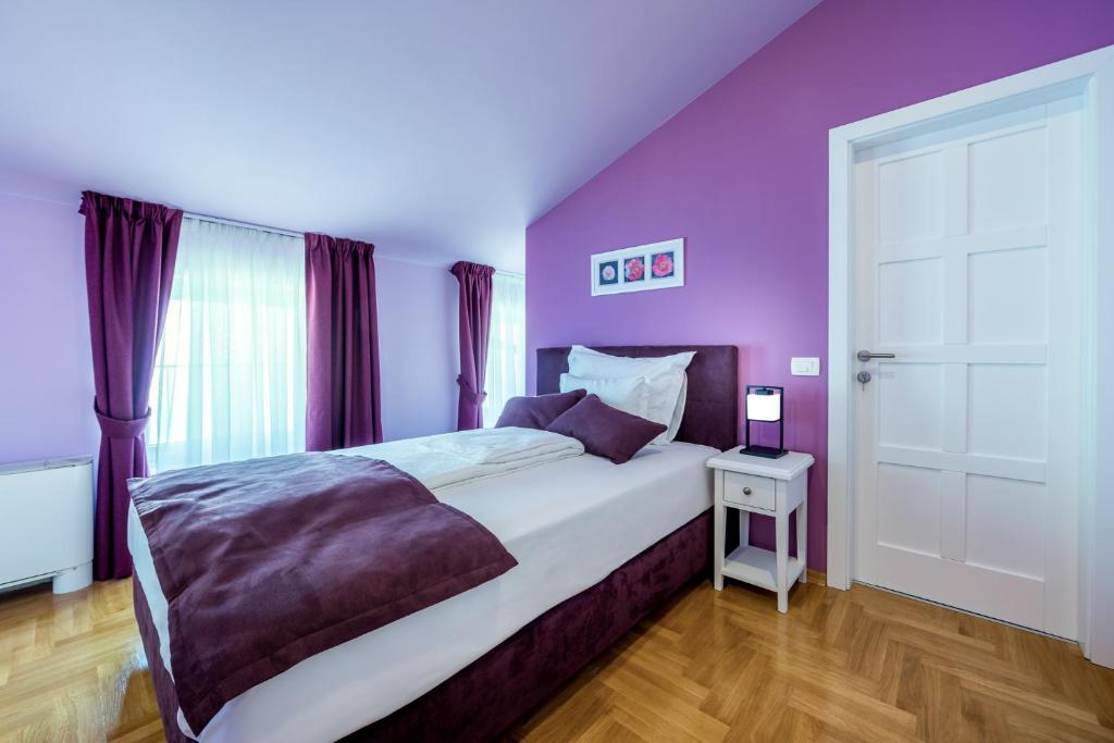 Hotel Domino 4* pruža miran i elegantan ambijent u neposrednoj blizini mora i šetnice Lungomare, savršen za ugodan odmor u Opatiji!