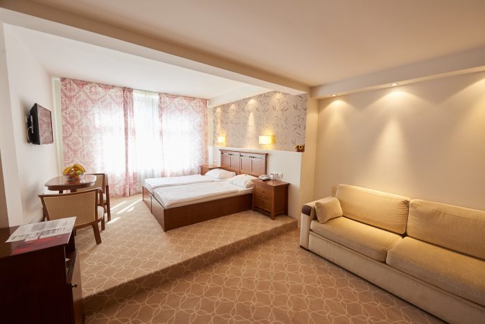 Prepustite se luksuznom Wellness & Spa odmoru na veličanstvenom Vlašiću, uz udobnost i mir Hotela Pahuljica 4!