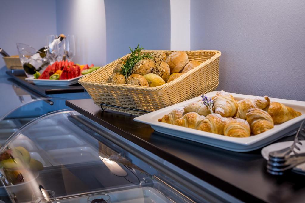 Hotel Domino 4* pruža miran i elegantan ambijent u neposrednoj blizini mora i šetnice Lungomare, savršen za ugodan odmor u Opatiji!