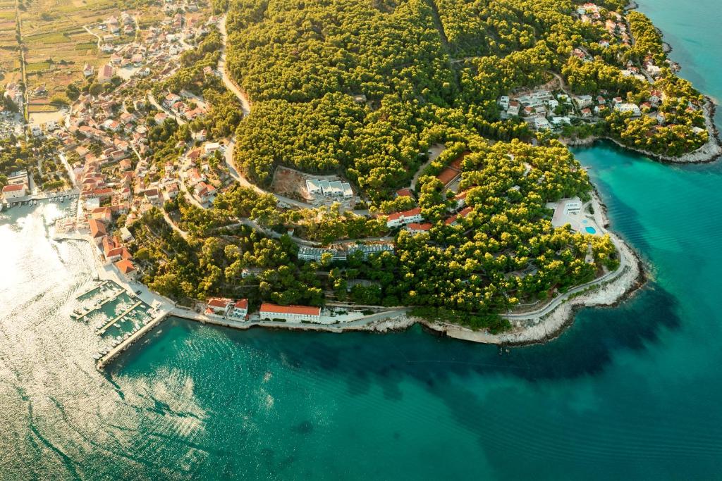 Otkrijte čari Hvara kroz porodični odmor u Fontana Resort – Bayside Park 4*, gdje se smijeh, sunce i opuštanje spajaju u prelijepom ambijentu!