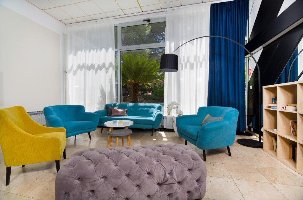 Hotel Hvar 3* I Doživite autentični mediteranski ugođaj u Jelsi gdje priroda i more pričaju svoju priču!
