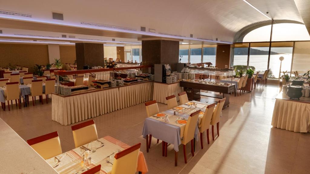 Hotel Sunce 4* u čarobnom Neumu pruža vam savršen spoj morskog ugođaja, vrhunske udobnosti i prekrasnog pogleda na beskrajno plavetnilo!