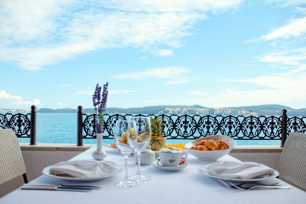 Seget Donji I Otkrijte veličanstveni odmor u Hotelu Val 3* ex Jadran 3* uz more i polupansionsku uslugu!