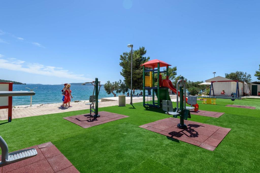 Apartmani Medena 4*, Seget Donji – uživajte u oazi mira gdje more i porodična sreća stvaraju nezaboravne uspomene!