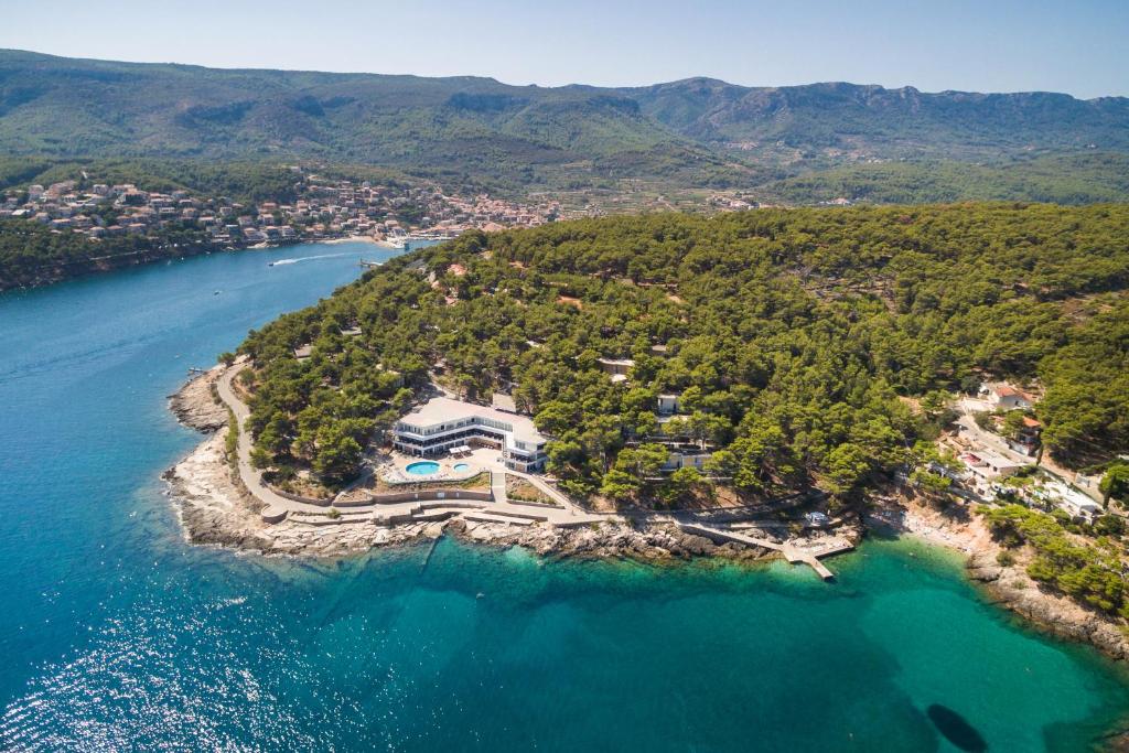 Prepustite se čarima Hvara uz boravak u Fontana Resortu 2*, okruženi mediteranskom prirodom, morskim povjetarcem i potpunim mirom!