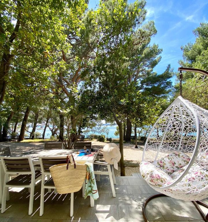 Otkrijte čari bezbrižnog odmora u Family Resortu Urania – uživajte u kristalno čistom moru, mediteranskoj prirodi i spokojnom ambijentu idealnom za savršen bijeg od svakodnevice!