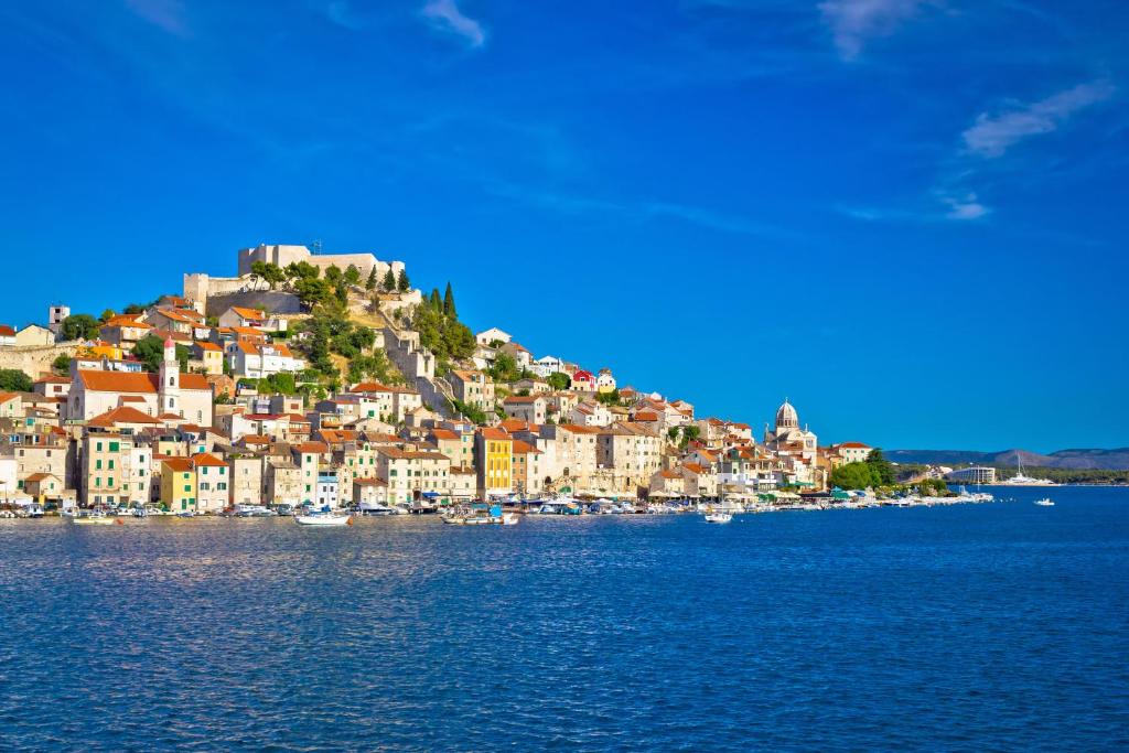 Prepustite se opuštanju uz more, vrhunsku udobnost i ALL INCLUSIVE LIGHT uslugu u Villi Arausana & Antonina 4* ili Villi Arausa 4* u Vodicama!