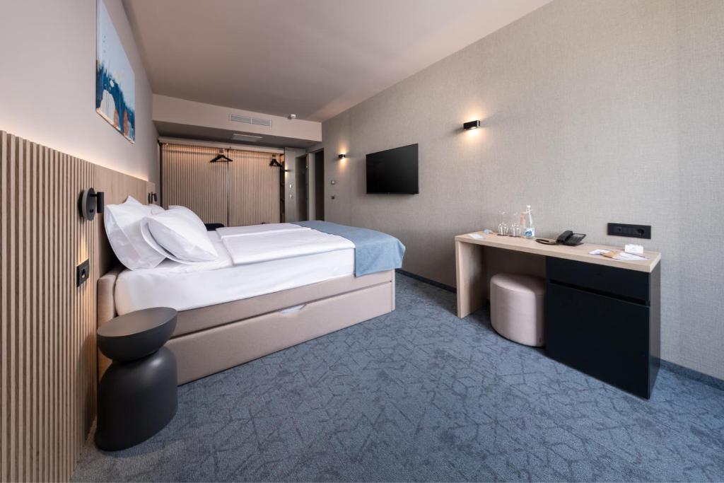 Uživajte u bezbrižnom porodičnom odmoru u Biogradu na Moru uz All inclusive uslugu, miris borove šume i brojne sadržaje za djecu i odrasle – Family Hotel Adria 4!*