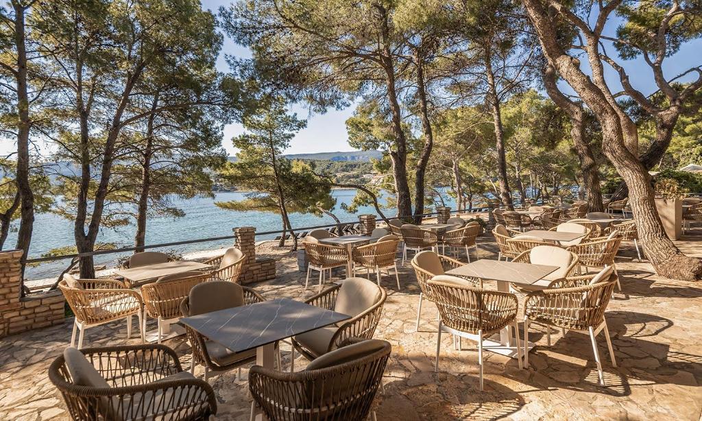 U Aminess Younique Senses Resortu 4* na Hvaru očekuje vas boravak uz spokojnu obalu, mediteranski ambijent i relaksirajuću atmosferu!