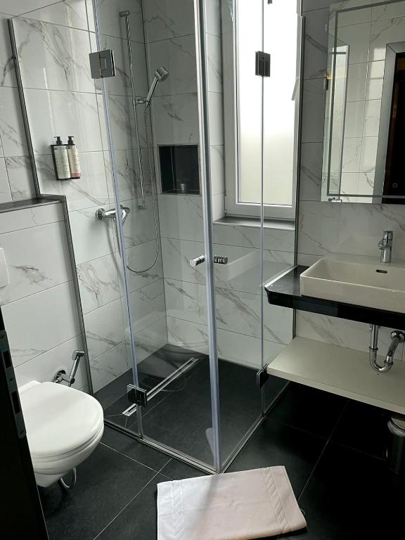 Doživite jedinstvenu kombinaciju modernog stila, potpune udobnosti i domaće topline u Hotelu Swiss Plus 3* – u samom centru Bihaća!