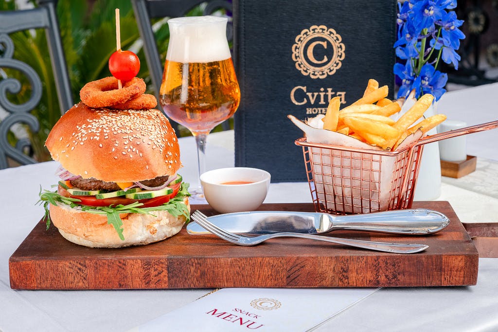 Nezaboravan bijeg u Split uz luksuz, udobnost i panoramski pogled na more – doživite vrhunski odmor u elegantnom Hotelu Cvita 4*!