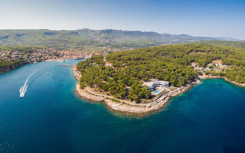 Uživajte u idealnom porodičnom odmoru na otoku Hvaru uz ugodnu atmosferu i predivan ambijent u Fontana Resort - Bayside Park 4*!