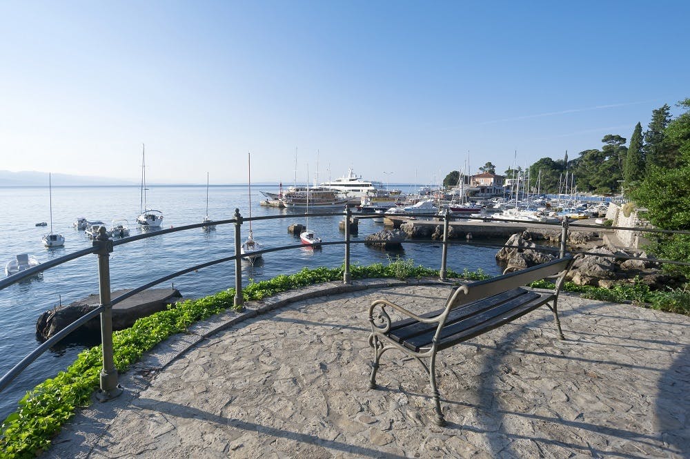 Hotel Astoria 4*, Opatija | Prepustite se uživanju uz elegantnu kombinaciju tradicije i modernog dizajna te doživite odmor ispunjen vrhunskim komforom!
