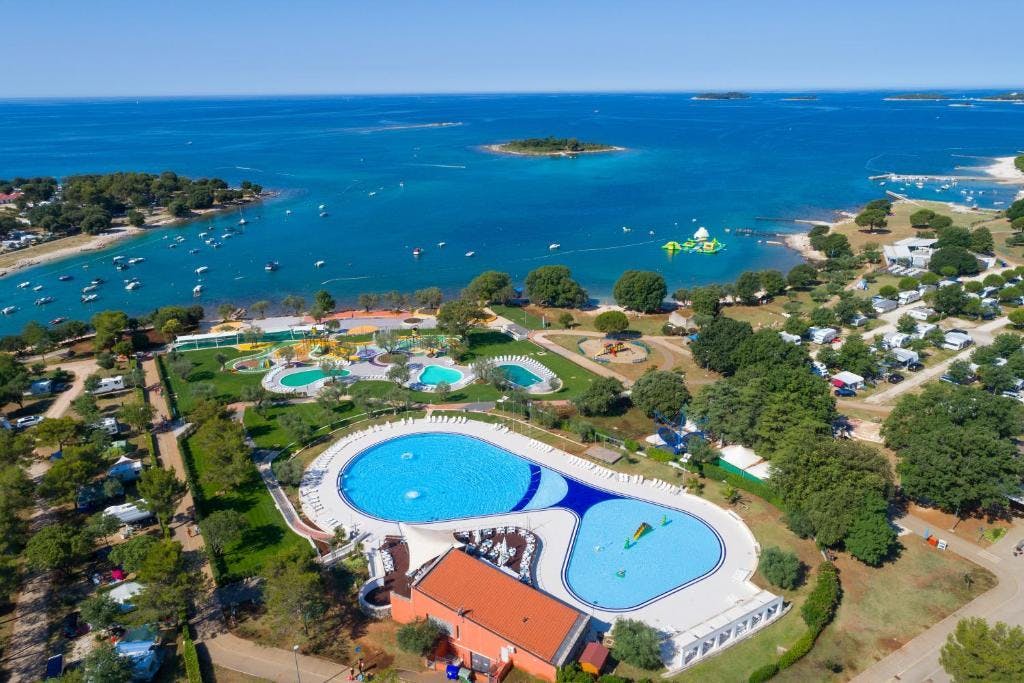 Kamp Polari, Rovinj I Uživajte u odmoru okruženi stoljetnim maslinama, borovim šumama i kristalno čistim morem u srcu Istre!