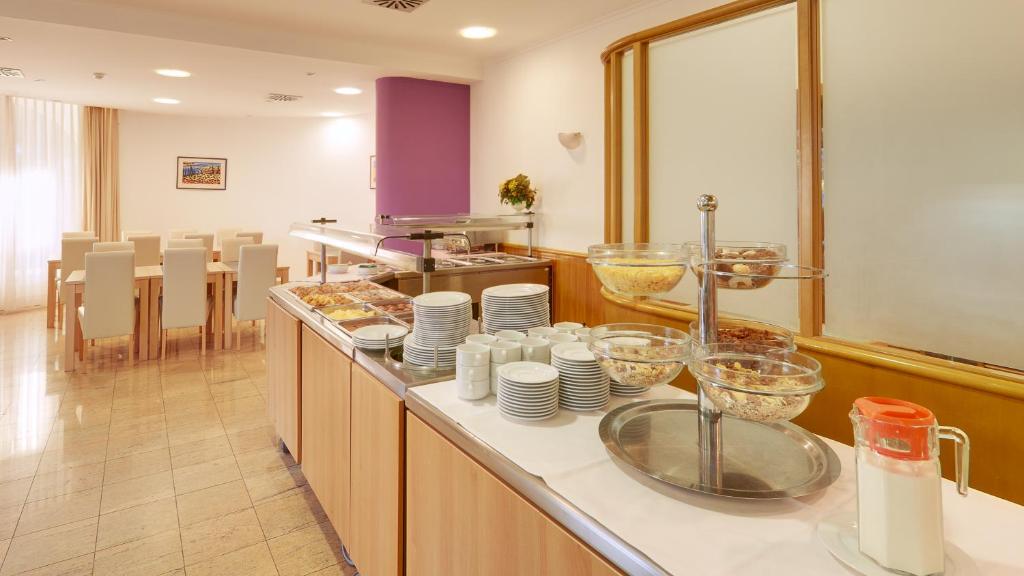 Hotel Komodor 3* – Otkrijte čari romantičnog odmora uz kristalno čisto more i bajkoviti pogled na Elafite, na poluotoku Lapad u Dubrovniku!