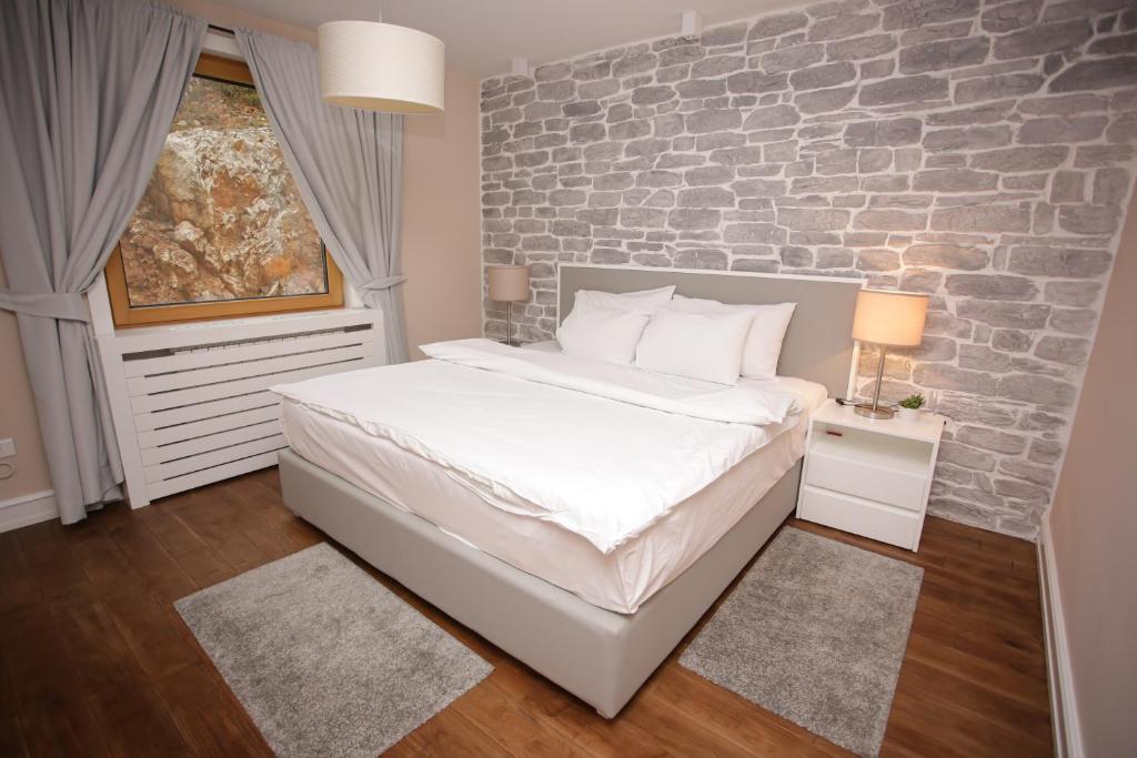 Otkrijte čari ljeta na planini kroz spoj prirodnog mira i vrhunskog Wellness & Spa opuštanja u Aparthotelu Vučko 4*, Jahorina!