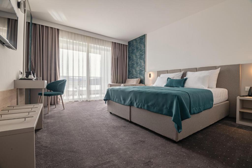 Pronađite savršenu ravnotežu odmora i uživanja u Marea Hotel & Spa 4* – destinaciji gdje vas očekuju udoban smještaj, moderna elegancija i nezaboravna atmosfera uz more!