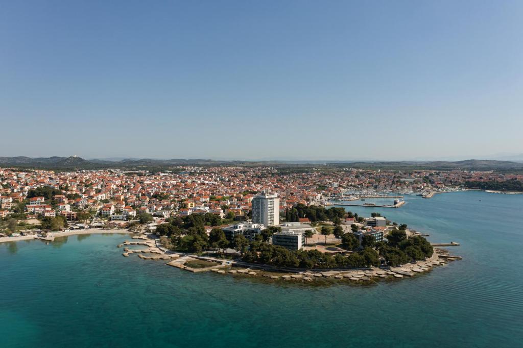 Uživajte u proljetnom odmoru iz snova u Vodicama – mir, more i vrhunska usluga uz bogatu ponudu sadržaja za nezaboravne porodične trenutke u SeeSea Hotelu 4*!