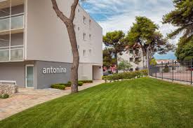 Pronađite svoj kutak za odmor u Vodicama – Villa Arausana & Antonina 4* ili Villa Arausa 4* uz more, udobnost i ALL INCLUSIVE LIGHT uslugu!