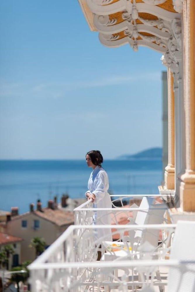 Opustite se u Opatiji, gdje se elegancija i tradicija susreću s mediteranskim mirom u Hotelu Bristol 4*!