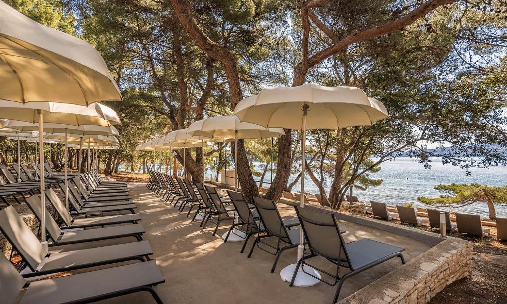 Vaš savršen odmor na Hvaru – uživajte u spoju netaknute prirode, mora i mirisa borove šume u Aminess Younique Senses Resortu 4*, idealnom mjestu za potpuni bijeg i opuštanje!