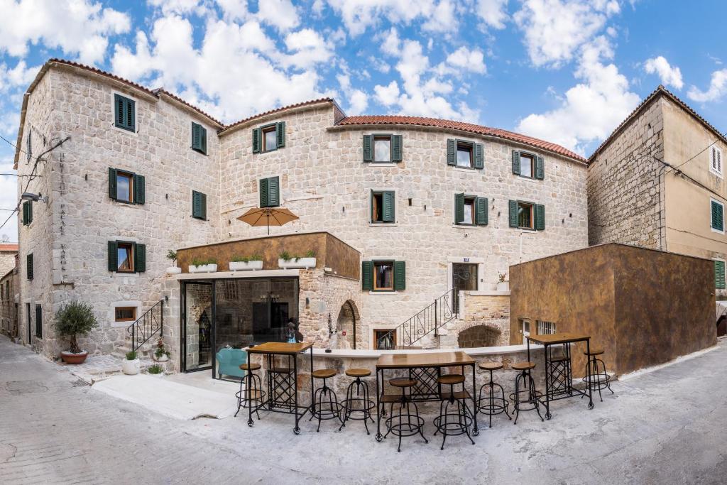 Doživite autentičnost Splita kroz tradicionalnu arhitekturu i savremeni komfor – Heritage Palace Varoš 4*!