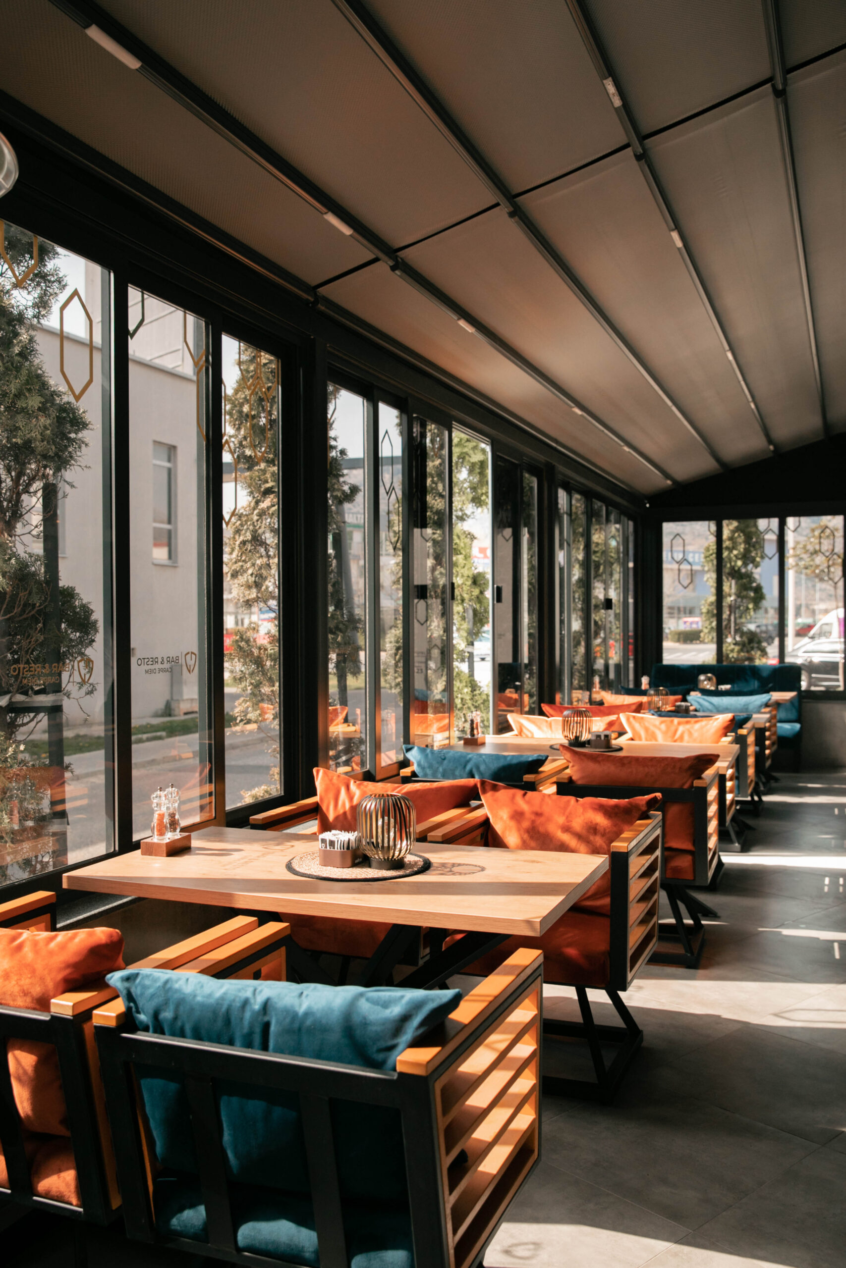 Uživajte u jedinstvenom spoju šarma Mostara i luksuza Hotela Carpe Diem 4*, uz potpunu udobnost i eleganciju!