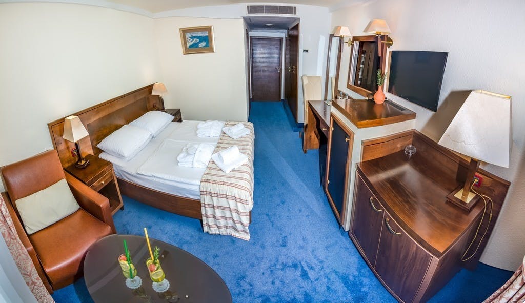 Otkrijte ljepote otoka Paga uz sunčane dane, prekrasno more i sve što vam je potrebno za savršen odmor – Hotel Pagus 4* ili Hotel Meridijan 4*!